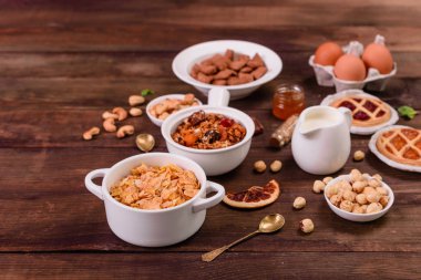 Lezzetli ve faydalı Kahvaltı gevreği, süt, fındık ve kuru meyve ile. Sağlıklı gıda enerji ile yükleme