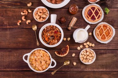 Lezzetli ve faydalı Kahvaltı gevreği, süt, fındık ve kuru meyve ile. Sağlıklı gıda enerji ile yükleme