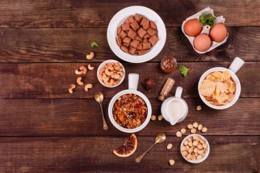 Lezzetli ve faydalı Kahvaltı gevreği, süt, fındık ve kuru meyve ile. Sağlıklı gıda enerji ile yükleme