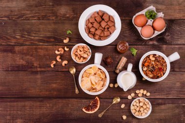 Lezzetli ve faydalı Kahvaltı gevreği, süt, fındık ve kuru meyve ile. Sağlıklı gıda enerji ile yükleme