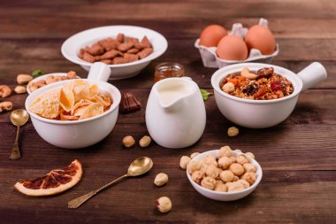 Lezzetli ve faydalı Kahvaltı gevreği, süt, fındık ve kuru meyve ile. Sağlıklı gıda enerji ile yükleme