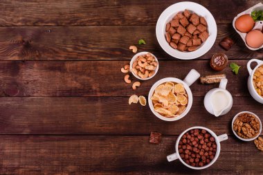 Lezzetli ve faydalı Kahvaltı gevreği, süt, fındık ve kuru meyve ile. Sağlıklı gıda enerji ile yükleme