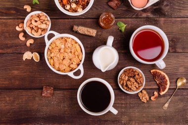 Lezzetli ve faydalı Kahvaltı gevreği, süt, fındık ve kuru meyve ile. Sağlıklı gıda enerji ile yükleme