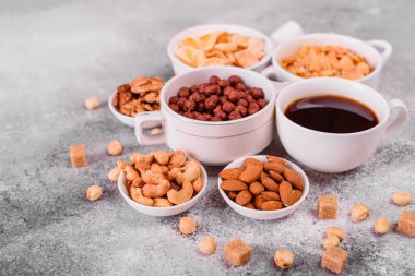 Lezzetli ve faydalı Kahvaltı gevreği, süt, fındık ve kuru meyve ile. Sağlıklı gıda enerji ile yükleme