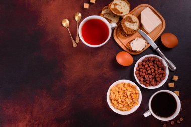 Lezzetli ve faydalı Kahvaltı gevreği, süt, fındık ve kuru meyve ile. Sağlıklı gıda enerji ile yükleme