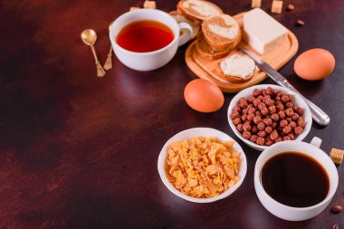 Lezzetli ve faydalı Kahvaltı gevreği, süt, fındık ve kuru meyve ile. Sağlıklı gıda enerji ile yükleme