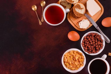 Lezzetli ve faydalı Kahvaltı gevreği, süt, fındık ve kuru meyve ile. Sağlıklı gıda enerji ile yükleme