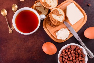 Lezzetli ve faydalı Kahvaltı gevreği, süt, fındık ve kuru meyve ile. Sağlıklı gıda enerji ile yükleme