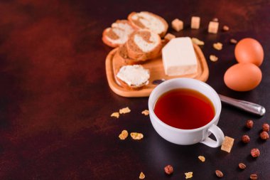 Lezzetli ve faydalı Kahvaltı gevreği, süt, fındık ve kuru meyve ile. Sağlıklı gıda enerji ile yükleme