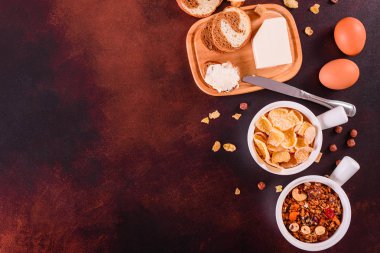 Lezzetli ve faydalı Kahvaltı gevreği, süt, fındık ve kuru meyve ile. Sağlıklı gıda enerji ile yükleme