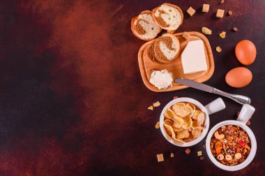 Lezzetli ve faydalı Kahvaltı gevreği, süt, fındık ve kuru meyve ile. Sağlıklı gıda enerji ile yükleme