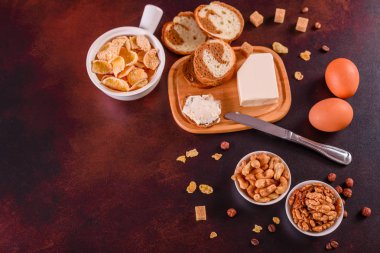 Lezzetli ve faydalı Kahvaltı gevreği, süt, fındık ve kuru meyve ile. Sağlıklı gıda enerji ile yükleme