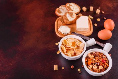 Lezzetli ve faydalı Kahvaltı gevreği, süt, fındık ve kuru meyve ile. Sağlıklı gıda enerji ile yükleme