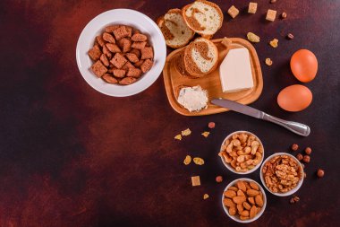 Lezzetli ve faydalı Kahvaltı gevreği, süt, fındık ve kuru meyve ile. Sağlıklı gıda enerji ile yükleme