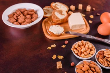 Lezzetli ve faydalı Kahvaltı gevreği, süt, fındık ve kuru meyve ile. Sağlıklı gıda enerji ile yükleme