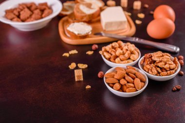 Lezzetli ve faydalı Kahvaltı gevreği, süt, fındık ve kuru meyve ile. Sağlıklı gıda enerji ile yükleme