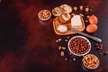 Lezzetli ve faydalı Kahvaltı gevreği, süt, fındık ve kuru meyve ile. Sağlıklı gıda enerji ile yükleme