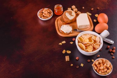 Lezzetli ve faydalı Kahvaltı gevreği, süt, fındık ve kuru meyve ile. Sağlıklı gıda enerji ile yükleme