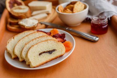 Lezzetli ve faydalı Kahvaltı gevreği, süt, fındık ve kuru meyve ile. Sağlıklı gıda enerji ile yükleme