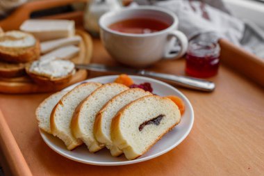 Lezzetli ve faydalı Kahvaltı gevreği, süt, fındık ve kuru meyve ile. Sağlıklı gıda enerji ile yükleme