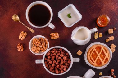 Lezzetli ve faydalı Kahvaltı gevreği, süt, fındık ve kuru meyve ile. Sağlıklı gıda enerji ile yükleme