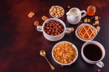 Lezzetli ve faydalı Kahvaltı gevreği, süt, fındık ve kuru meyve ile. Sağlıklı gıda enerji ile yükleme