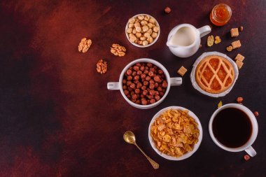 Lezzetli ve faydalı Kahvaltı gevreği, süt, fındık ve kuru meyve ile. Sağlıklı gıda enerji ile yükleme