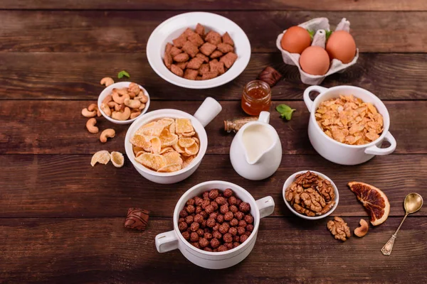 Lezzetli ve faydalı Kahvaltı gevreği, süt, fındık ve kuru meyve ile. Sağlıklı gıda enerji ile yükleme