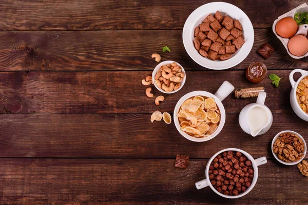 Lezzetli ve faydalı Kahvaltı gevreği, süt, fındık ve kuru meyve ile. Sağlıklı gıda enerji ile yükleme