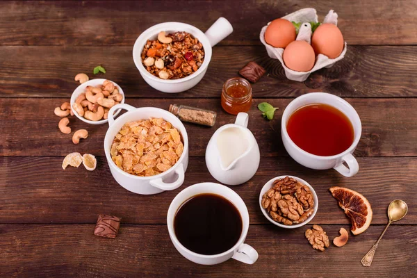 Lezzetli ve faydalı Kahvaltı gevreği, süt, fındık ve kuru meyve ile. Sağlıklı gıda enerji ile yükleme