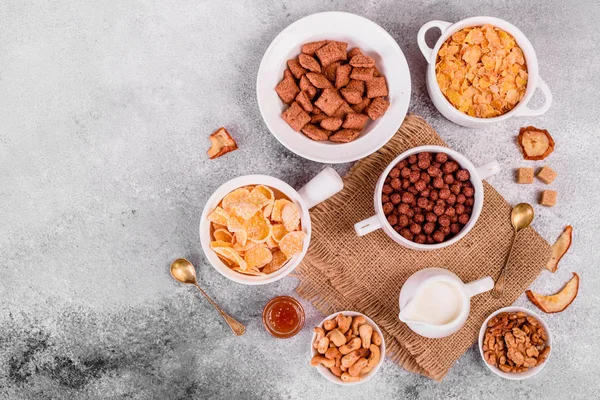 Desayuno Sabroso Útil Con Hojuelas Leche Frutos Secos Frutos Secos — Foto de Stock