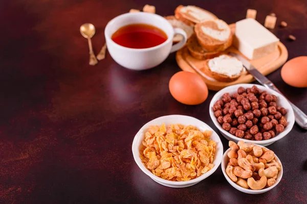 Lezzetli ve faydalı Kahvaltı gevreği, süt, fındık ve kuru meyve ile. Sağlıklı gıda enerji ile yükleme