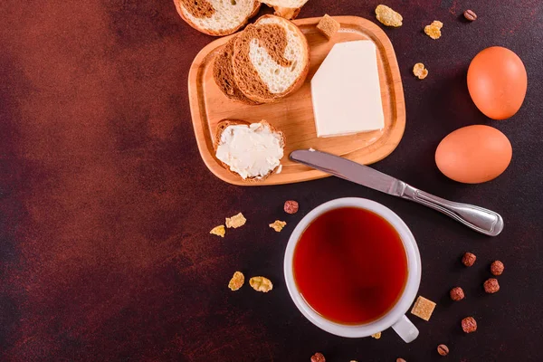 Lezzetli ve faydalı Kahvaltı gevreği, süt, fındık ve kuru meyve ile. Sağlıklı gıda enerji ile yükleme