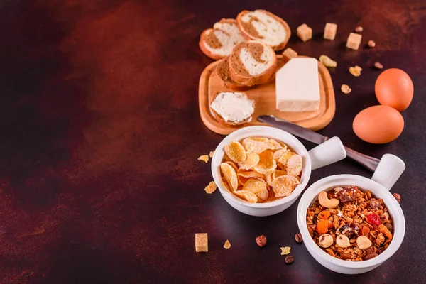 Lezzetli ve faydalı Kahvaltı gevreği, süt, fındık ve kuru meyve ile. Sağlıklı gıda enerji ile yükleme