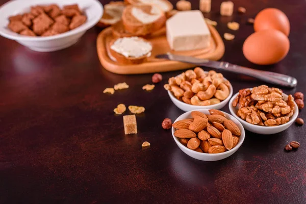 Lezzetli ve faydalı Kahvaltı gevreği, süt, fındık ve kuru meyve ile. Sağlıklı gıda enerji ile yükleme