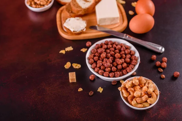 Lezzetli ve faydalı Kahvaltı gevreği, süt, fındık ve kuru meyve ile. Sağlıklı gıda enerji ile yükleme