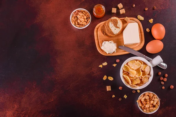 Lezzetli ve faydalı Kahvaltı gevreği, süt, fındık ve kuru meyve ile. Sağlıklı gıda enerji ile yükleme