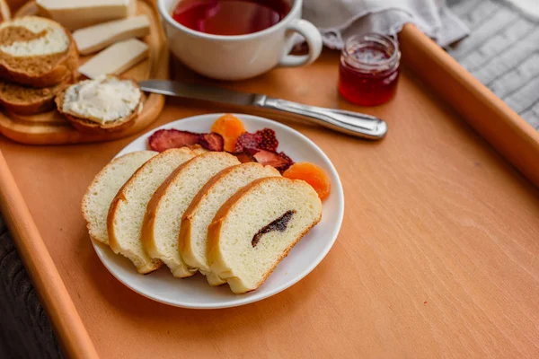 Lezzetli ve faydalı Kahvaltı gevreği, süt, fındık ve kuru meyve ile. Sağlıklı gıda enerji ile yükleme