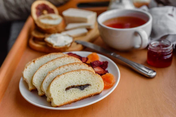 Lezzetli ve faydalı Kahvaltı gevreği, süt, fındık ve kuru meyve ile. Sağlıklı gıda enerji ile yükleme