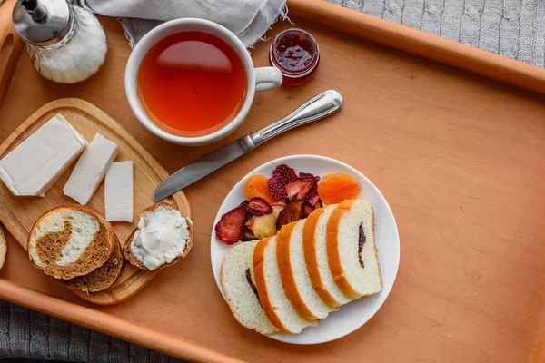 Lezzetli ve faydalı Kahvaltı gevreği, süt, fındık ve kuru meyve ile. Sağlıklı gıda enerji ile yükleme