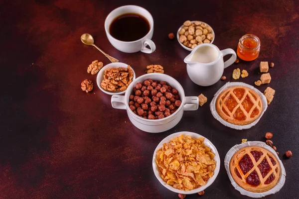 Lezzetli ve faydalı Kahvaltı gevreği, süt, fındık ve kuru meyve ile. Sağlıklı gıda enerji ile yükleme