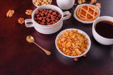 Lezzetli ve faydalı Kahvaltı gevreği, süt, fındık ve kuru meyve ile. Sağlıklı gıda enerji ile yükleme