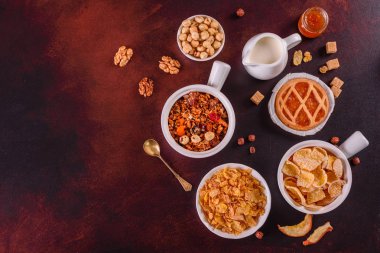 Lezzetli ve faydalı Kahvaltı gevreği, süt, fındık ve kuru meyve ile. Sağlıklı gıda enerji ile yükleme