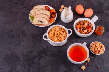 Lezzetli ve faydalı Kahvaltı gevreği, süt, fındık ve kuru meyve ile. Sağlıklı gıda enerji ile yükleme