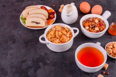 Lezzetli ve faydalı Kahvaltı gevreği, süt, fındık ve kuru meyve ile. Sağlıklı gıda enerji ile yükleme