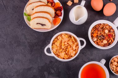 Lezzetli ve faydalı Kahvaltı gevreği, süt, fındık ve kuru meyve ile. Sağlıklı gıda enerji ile yükleme