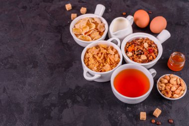 Lezzetli ve faydalı Kahvaltı gevreği, süt, fındık ve kuru meyve ile. Sağlıklı gıda enerji ile yükleme