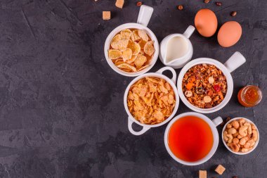 Lezzetli ve faydalı Kahvaltı gevreği, süt, fındık ve kuru meyve ile. Sağlıklı gıda enerji ile yükleme