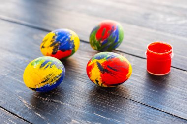 Paskalya çok renkli yumurta, boya ve fırça bir masada. Tatil için hazırlık