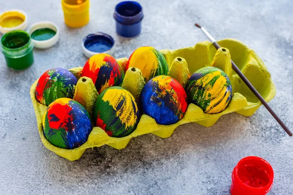 Oeufs Multicolores Pâques Peintures Brosses Sur Une Table Préparation Pour — Photo